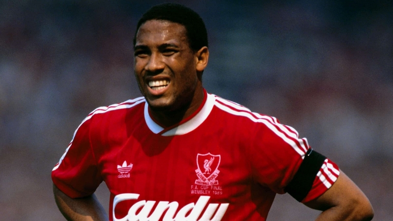 John Barnes sẽ có mặt trong vị trí tiền vệ của đội hình xuất sắc nhất